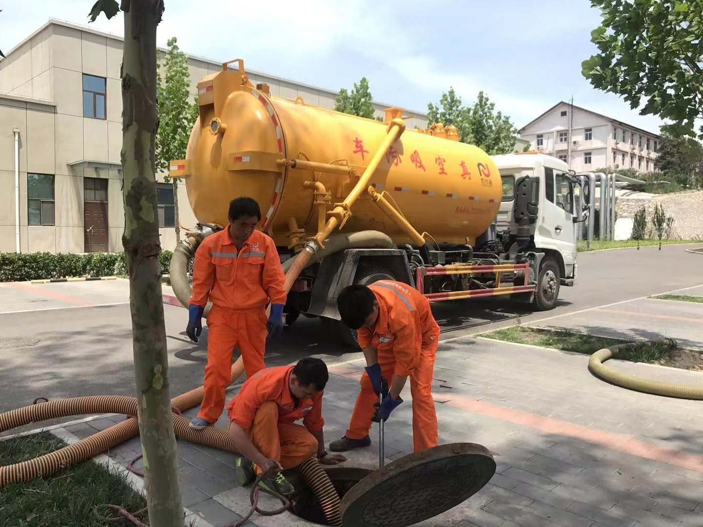 大洼管道疏通车停在窨井附近