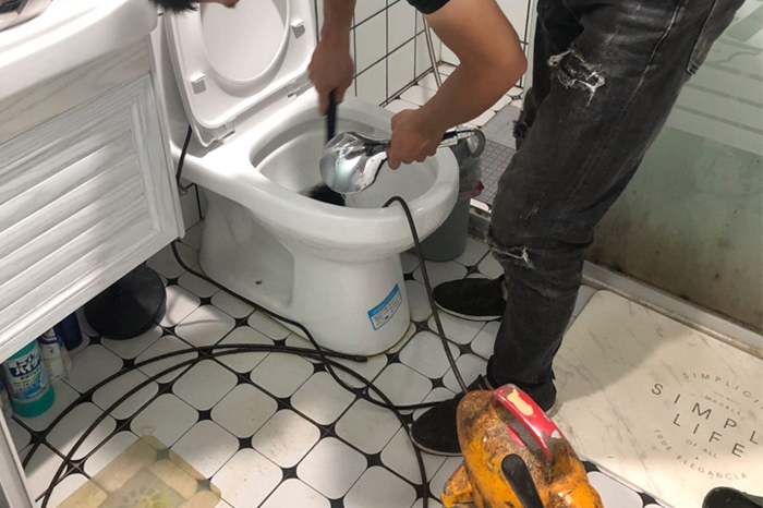 大洼马桶堵塞自己疏通还是找师傅?专业上门服务让你省时更省心
